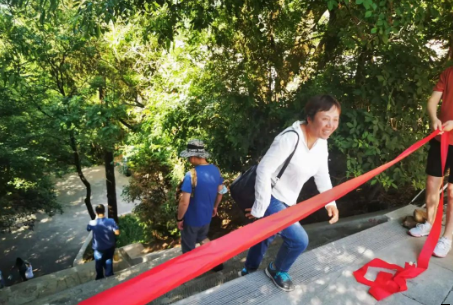 助力文旅市場 展示產(chǎn)投風采——市產(chǎn)投集團組織開展員工登山比賽活動(圖7)